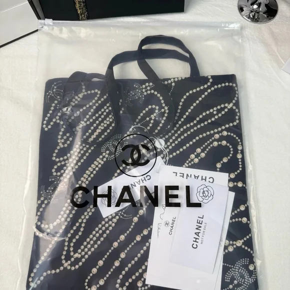 BNWT CHANEL printed Black and White Pearl Embellished Tote great for gifting - Picture 4 of 4